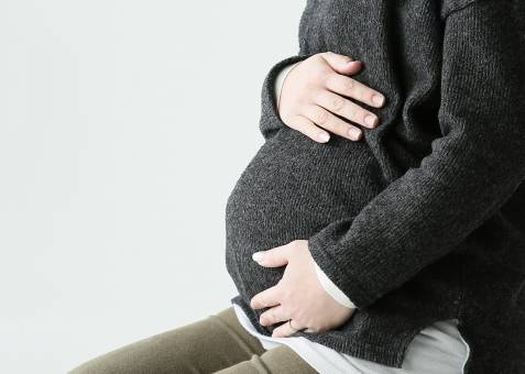 妊娠中はなぜ便秘になりやすいの？4つの改善法＆おすすめレシピ3選で快便を目指そう！