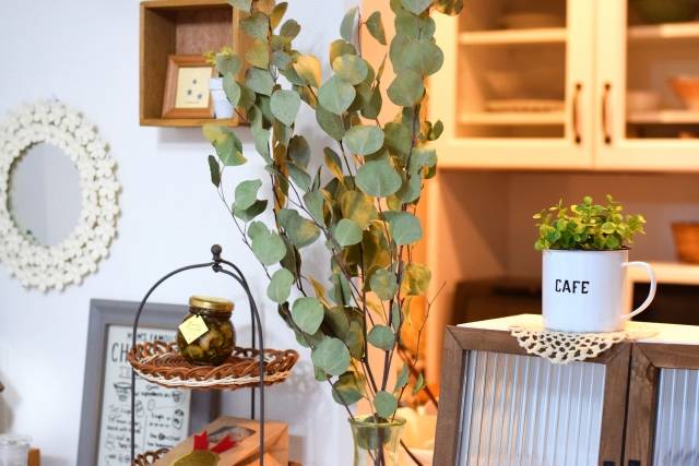 おしゃれなカフェ風インテリア実例24選♡100均雑貨や観葉植物を飾って落ち着く空間に変身！