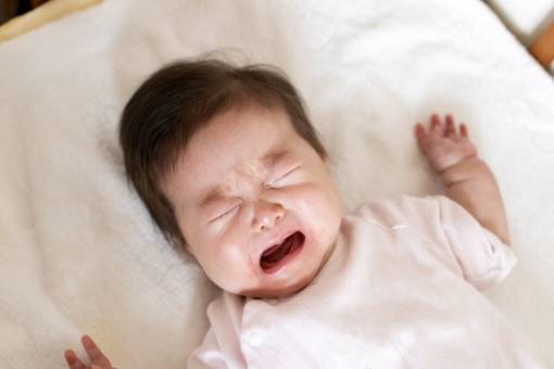 辛い赤ちゃんの夜泣きをうまく乗り切る方法や対処法は？おすすめグッズ3選も！