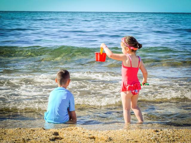 海・プール旅行を子どもと楽しむための持ち物30選！事故防止・日焼け対策・快適グッズまで