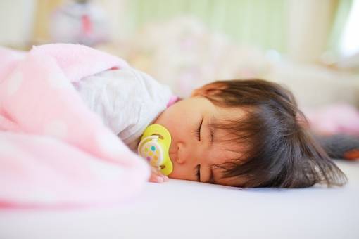 赤ちゃんの睡眠の特徴は？眠りを整えるポイント＆環境作り・安眠お助けグッズ3選も！