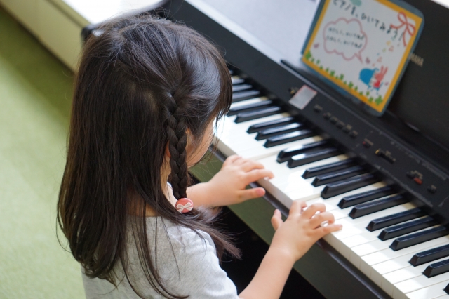 ピアノかリトミックかは年齢で選ぶ。年中以上はピアノがおすすめ