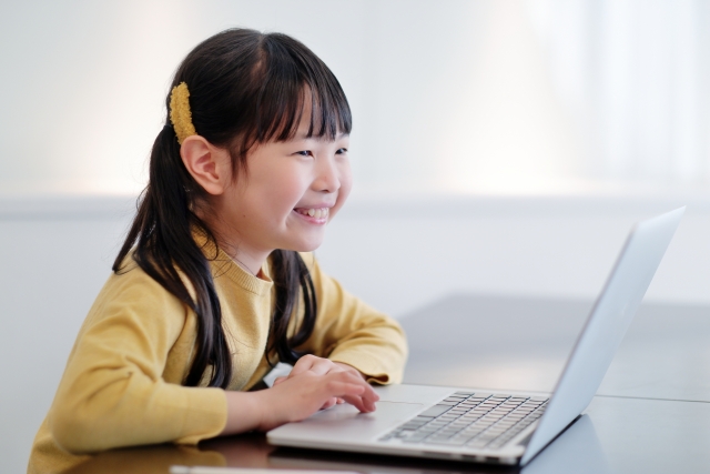 オンラインの習い事は小学生に最適？メリットやおすすめのオンライン習い事の紹介！